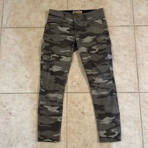 Democracy “ab” technology camo print skinny pant. Size 8. Inseam: 27”